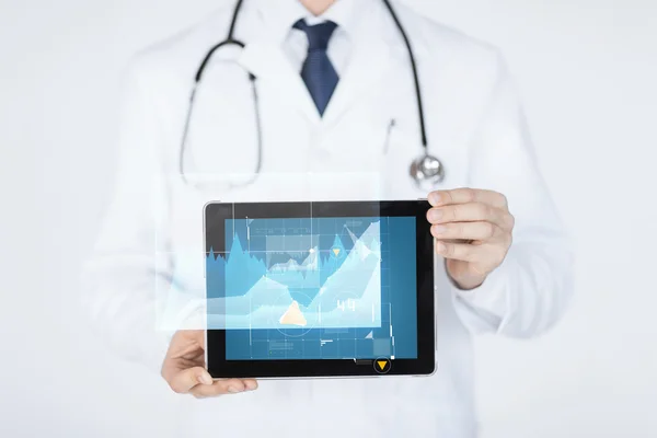 Close-up van arts met een stethoscoop en tablet pc — Stockfoto