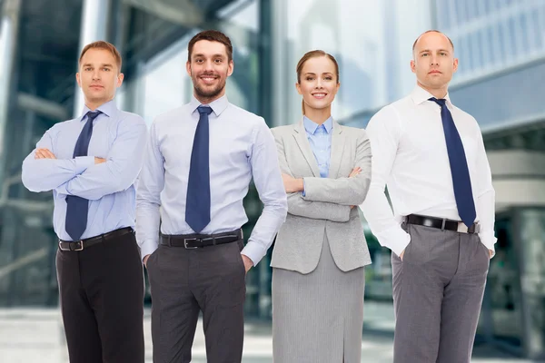 Gruppe lächelnder Geschäftsleute im Freien — Stockfoto