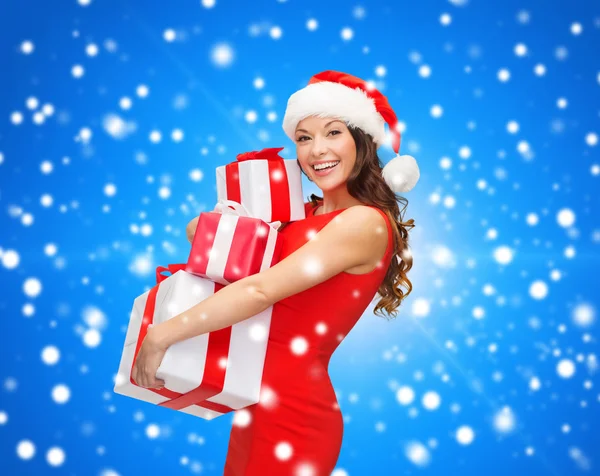 Femme souriante en robe rouge avec boîte cadeau — Photo