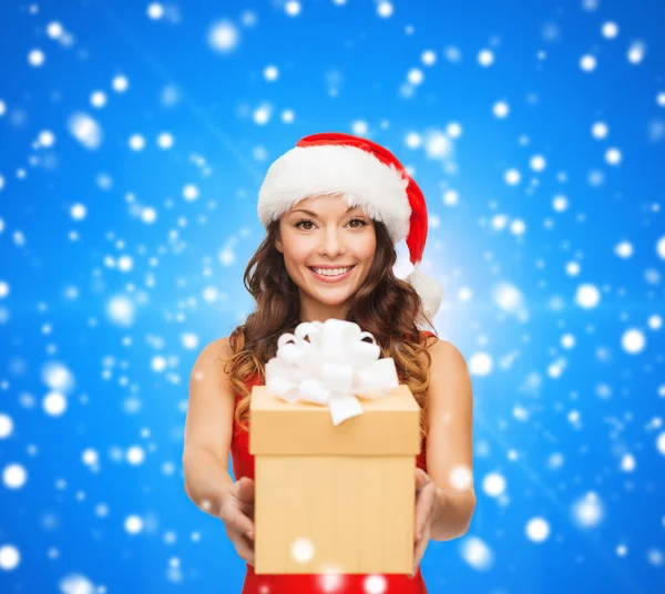 Mujer sonriente en vestido rojo con caja de regalo — Foto de Stock