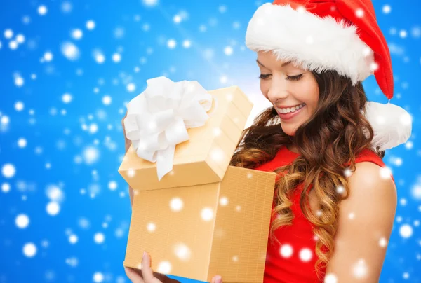 Mujer sonriente en vestido rojo con caja de regalo —  Fotos de Stock