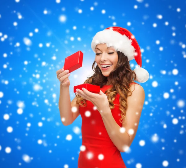 Mujer sonriente en vestido rojo con caja de regalo — Foto de Stock