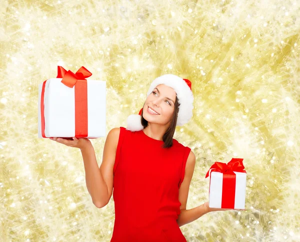 Χαμογελώντας γυναίκας με κόκκινο φόρεμα με κιβώτιο δώρων — Φωτογραφία Αρχείου