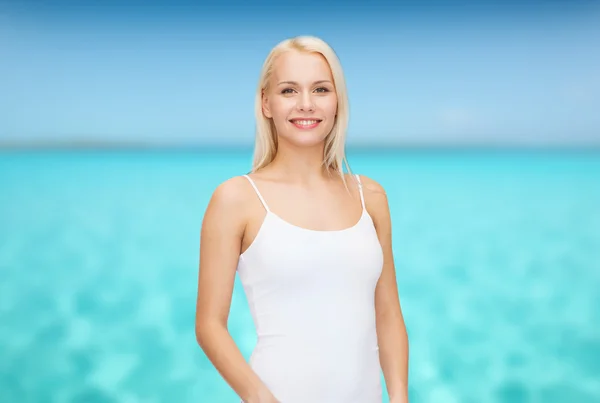 Mujer sonriente en camiseta blanca en blanco —  Fotos de Stock