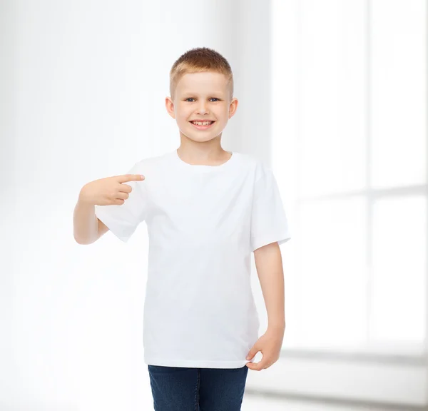 웃는 어린 소년 흰 공백 t-셔츠 — 스톡 사진