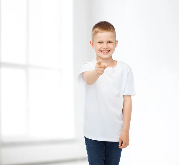Lächelnder kleiner Junge in weißem T-Shirt — Stockfoto