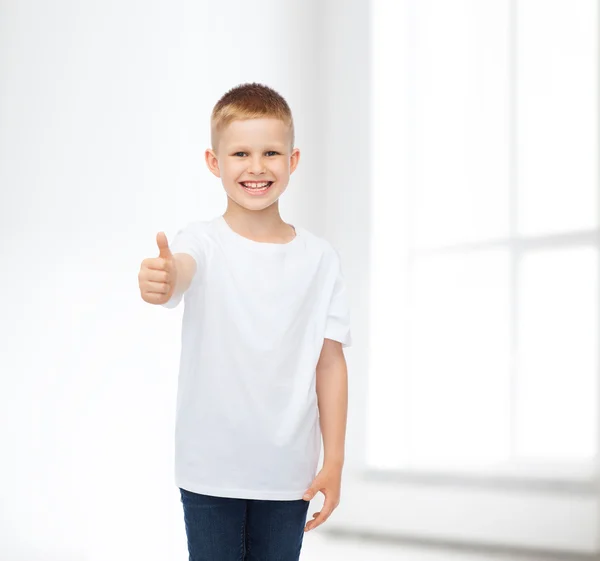 Leende liten pojke i vit blank t-shirt — Stockfoto