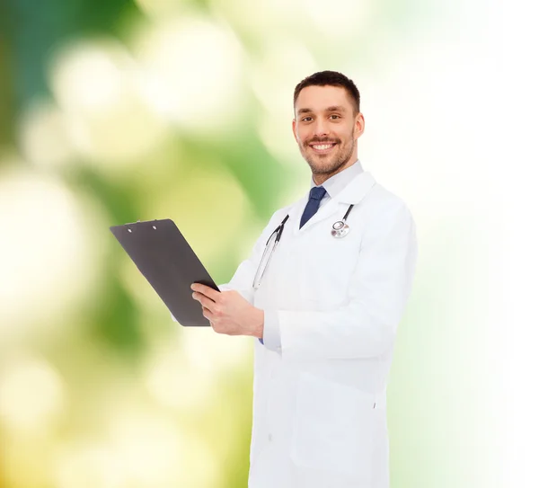 Sorridente médico masculino com prancheta e estetoscópio — Fotografia de Stock