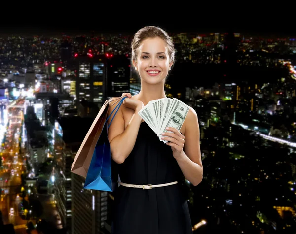 Donna sorridente in abito con borse della spesa — Foto Stock