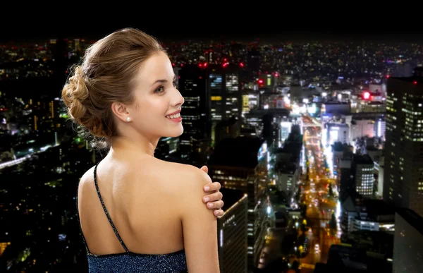 Mujer sonriente en vestido de noche —  Fotos de Stock