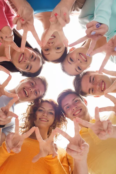 Grupo de adolescentes sonrientes mostrando signo de victoria — Foto de Stock