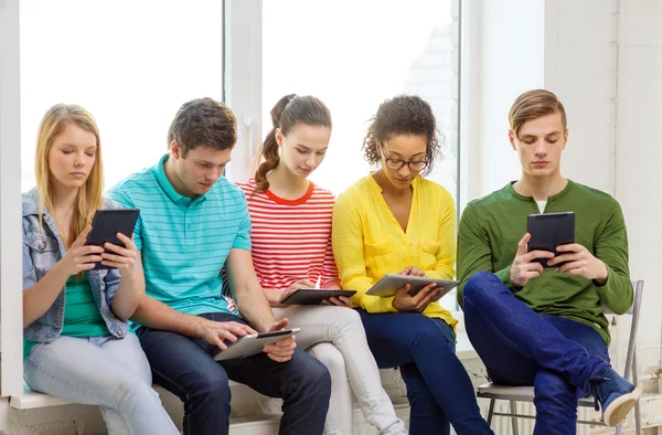 Smiling students with tablet pc computer — Stock Photo, Image