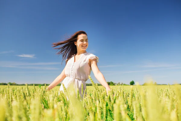 Sorrindo jovem mulher no campo de cereais — Fotografia de Stock