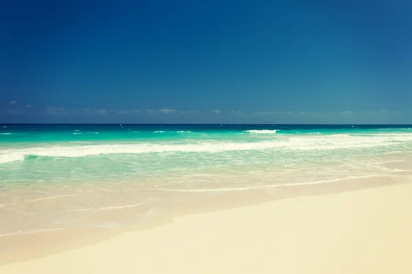 Błękitnego morza lub oceanu, biały piasek i niebo — Zdjęcie stockowe