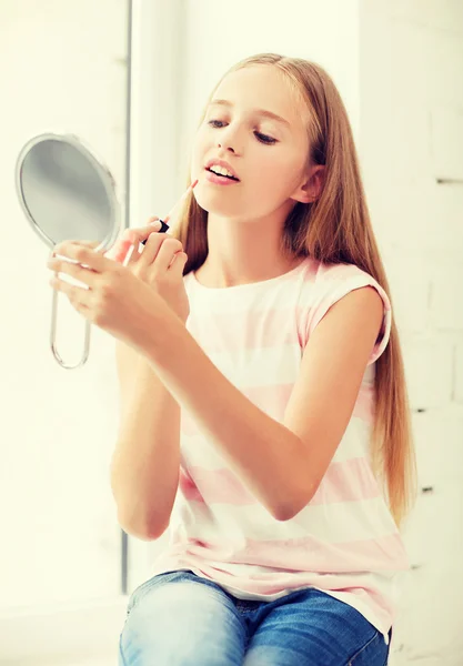 Teenager-Mädchen mit Lipgloss und Spiegel — Stockfoto