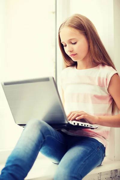 Ragazza con pc portatile a scuola — Foto Stock