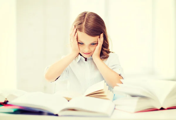 Mooi meisje met veel boeken op school — Stockfoto