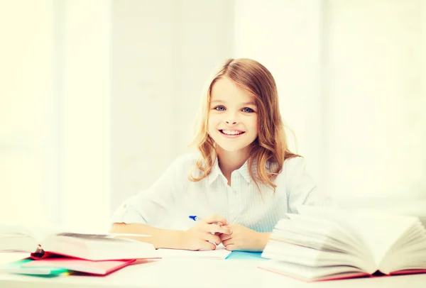 Estudiante chica estudiando en la escuela — Foto de Stock