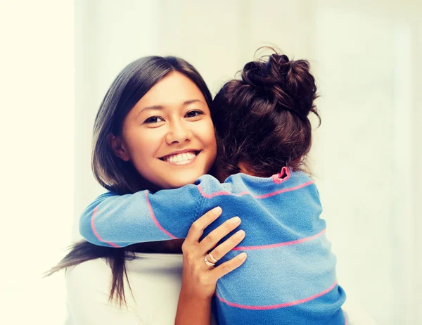 Abbracciare madre e figlia — Foto Stock