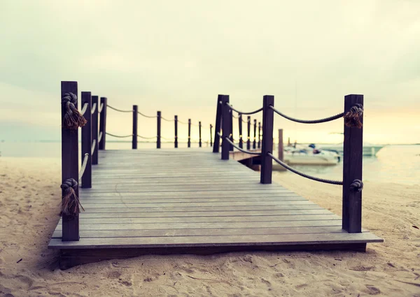 Bliska molo na tropikalnej plaży — Zdjęcie stockowe