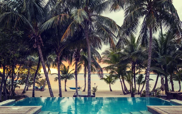 Zwembad op tropisch strand — Stockfoto