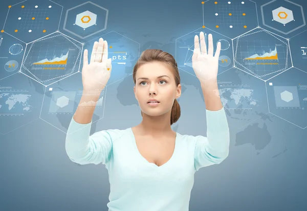Leende affärskvinna arbetar med virtuella skärmen — Stockfoto