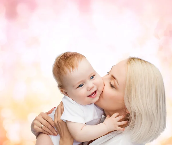 Mãe feliz beijando bebê sorridente — Fotografia de Stock