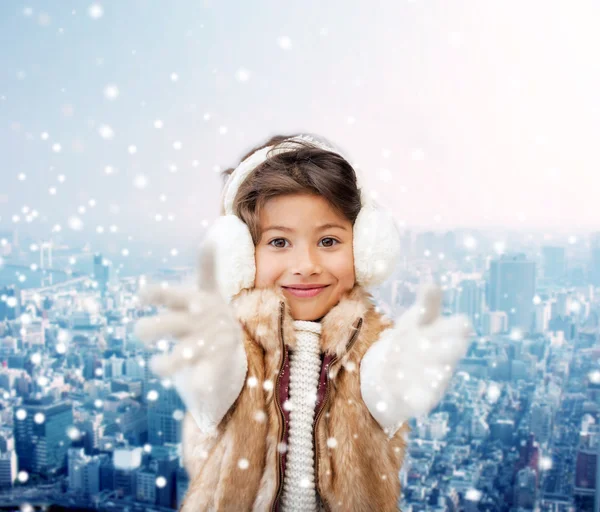Χαμογελώντας κοριτσάκι στο χειμωνιάτικα ρούχα — Φωτογραφία Αρχείου