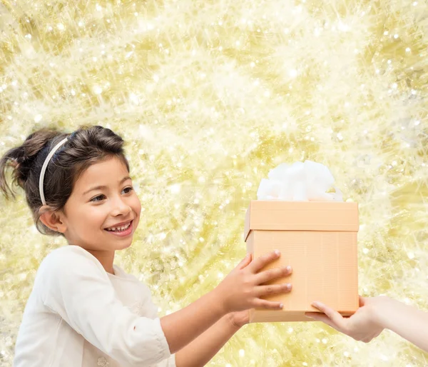 Lächelndes kleines Mädchen mit Geschenkbox — Stockfoto