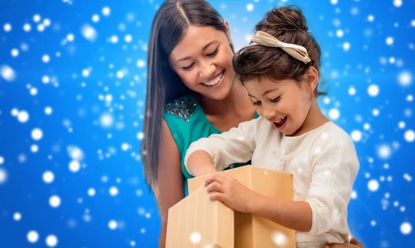 Hediye kutusu ile mutlu anne ve çocuk kız — Stok fotoğraf