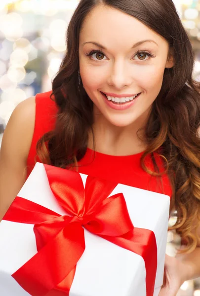 Close up of smiling woman with gift box — Stock Photo, Image