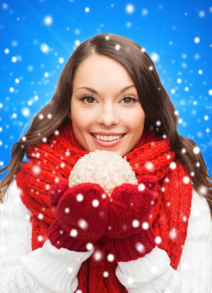 雪だるま式に増えると冬服の女性の笑みを浮かべてください。 — ストック写真