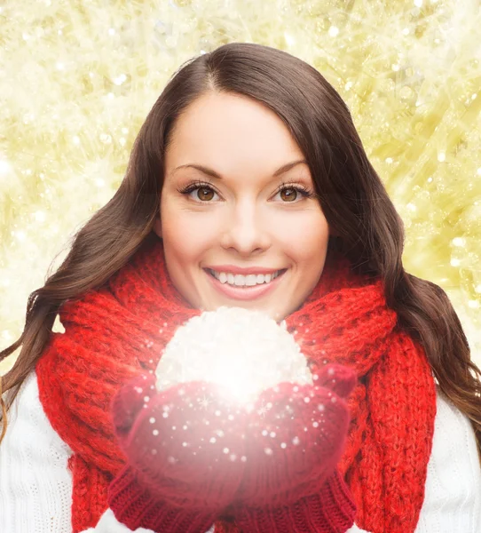 Mujer sonriente en ropa de invierno con bola de nieve —  Fotos de Stock