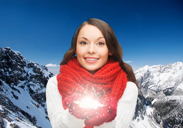 Donna sorridente in abiti invernali con fiocco di neve — Foto Stock