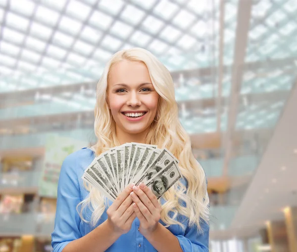 Sorrindo jovem mulher com a gente dólar dinheiro — Fotografia de Stock