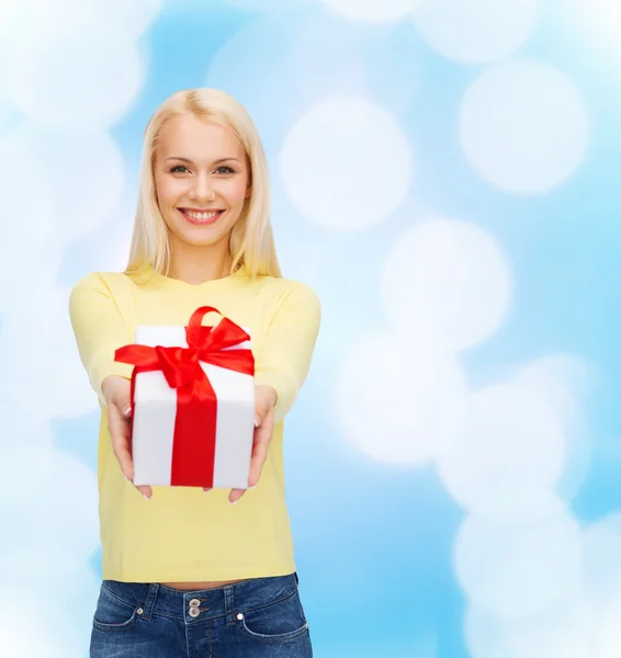 Lächelndes Mädchen mit Geschenkbox — Stockfoto