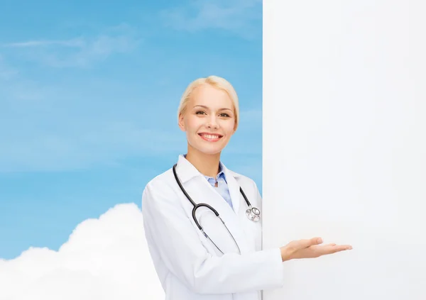 Medico sorridente femminile con stetoscopio — Foto Stock