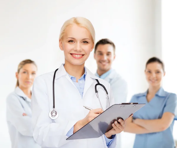 Médica sorridente com prancheta — Fotografia de Stock