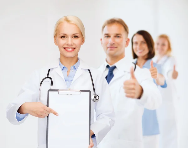 Médica sorridente com prancheta — Fotografia de Stock