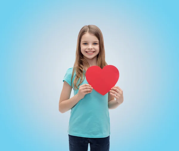 Sorrindo menina com coração vermelho — Fotografia de Stock