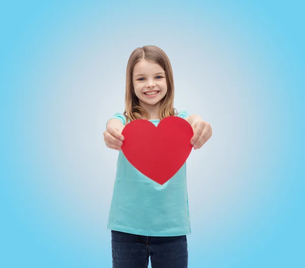 Sorridente bambina dando cuore rosso — Foto Stock