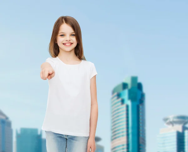 Glimlachend klein meisje in wit blanco t-shirt — Stockfoto