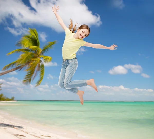 Sorridente bambina che salta — Foto Stock