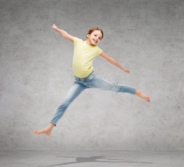 Lächelndes kleines Mädchen springt — Stockfoto