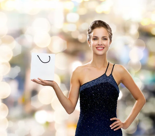 Lächelnde Frau mit weißer leerer Einkaufstasche — Stockfoto