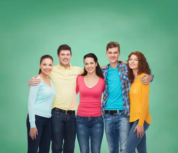 Gruppo di adolescenti sorridenti su tavola verde — Foto Stock