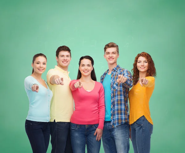 Gruppe lächelnder Teenager über grünem Brett — Stockfoto