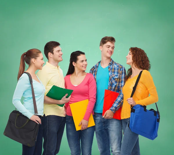 Grupo de adolescentes sonrientes — Foto de Stock