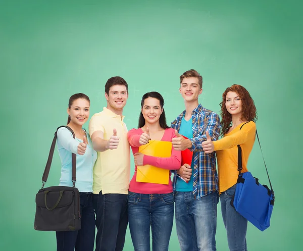 Skupina usměvavá teenagerů ukazuje palec — Stock fotografie