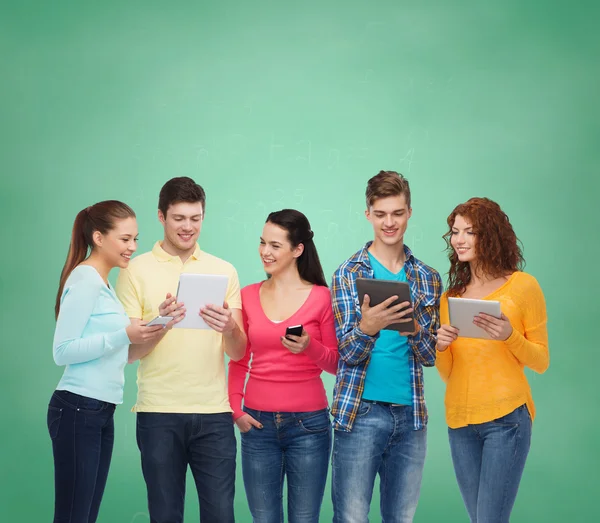 Teenagergruppe mit Smartphones und Tablet-PC — Stockfoto